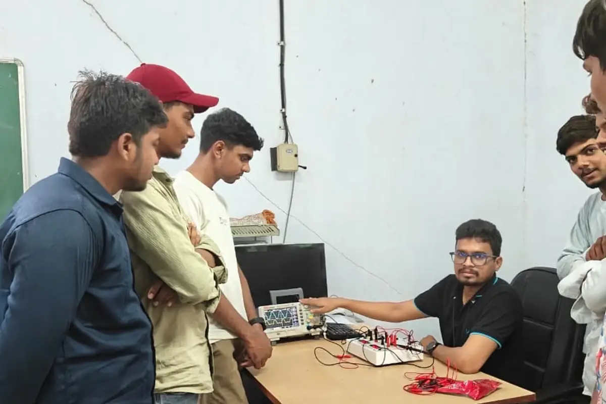 Faculty explaining the circuit response and DSO waveform to students