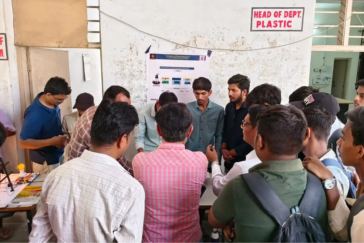 Students presenting the soil moisture measurement and water supply control system to faculty